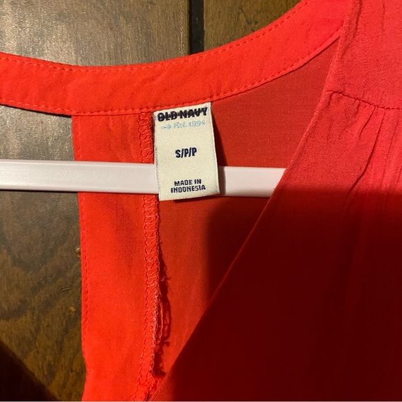 Old Navy Women’s Small Coral Sleeveless Blouse - Picture 3 of 3